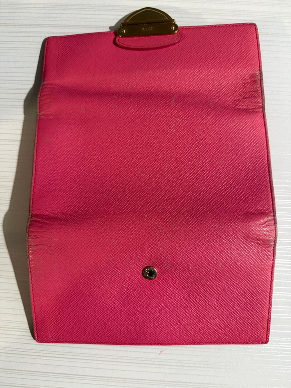 MCM pink wallet has rubbing on corners - Picture 9 of 9